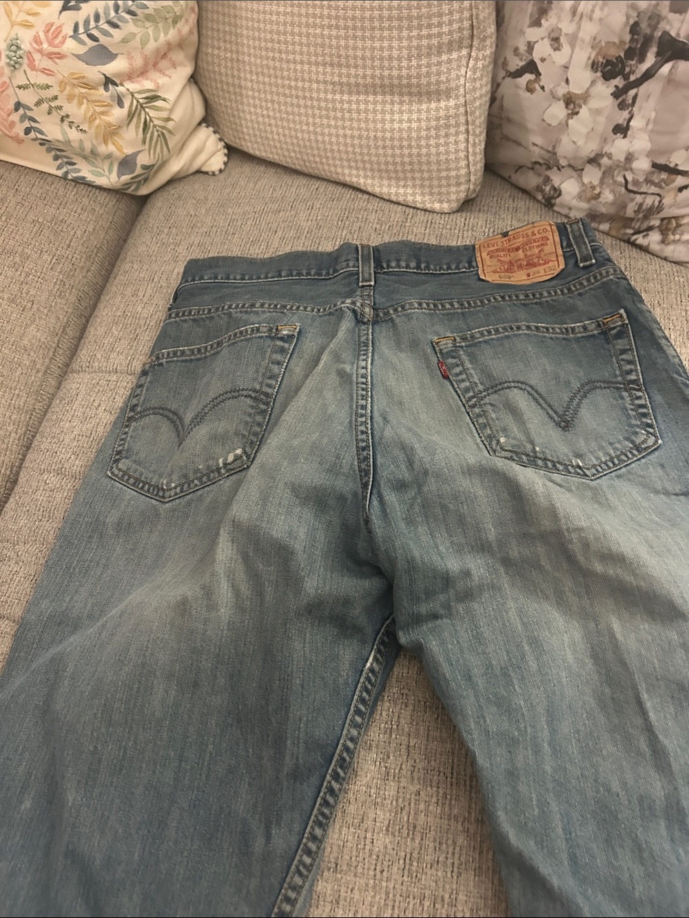 Levi's Men's Faded Blue Straight Jeans - Picture 10 of 11